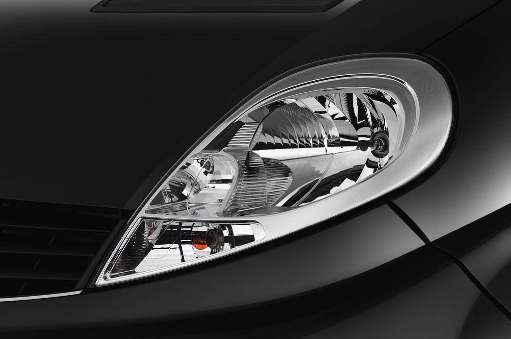 Renault Trafic (Baujahr 2012) Black Edition 5 Türen Scheinwerfer