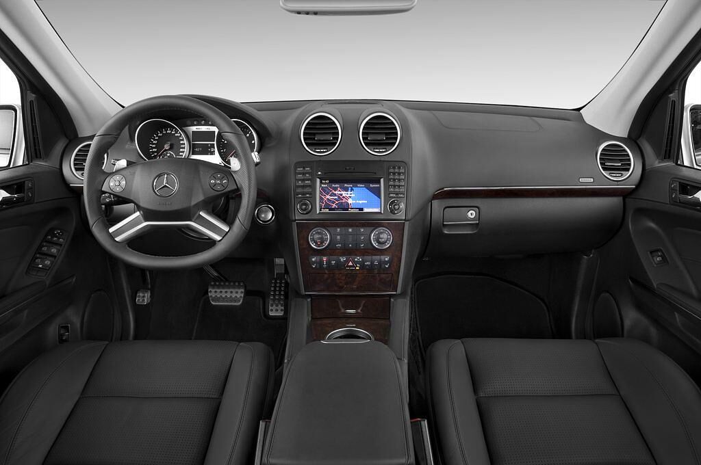 Mercedes M-Class (Baujahr 2011) AMG 5 Türen Cockpit und Innenraum