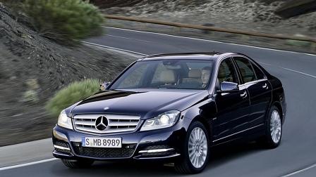 Der Mercedes C-Klasse reichen 4,4 Liter auf 100 km