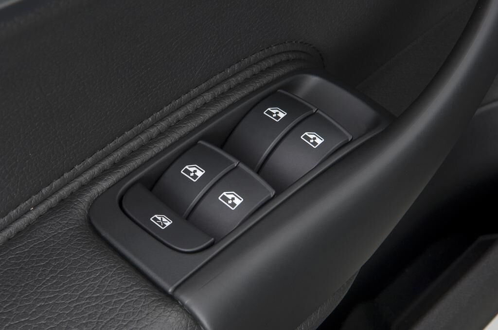 Saab 9-3 Sport Sedan (Baujahr 2010) Aero 4 Türen Bedienungselemente Tür