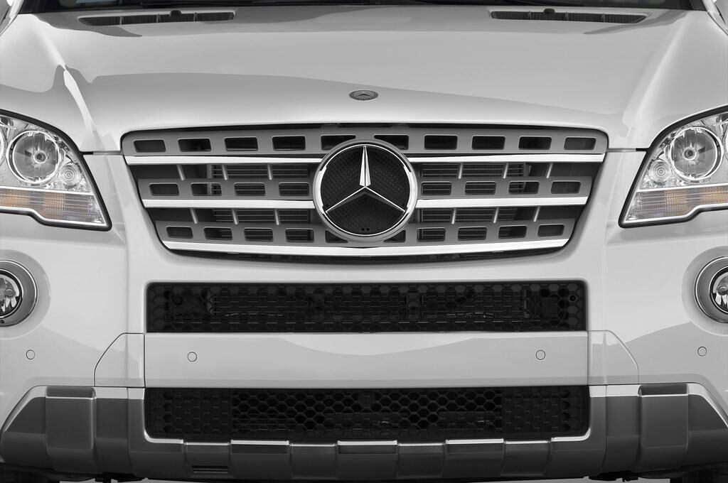 Mercedes M-Class (Baujahr 2011) 550 5 Türen Kühlergrill und Scheinwerfer
