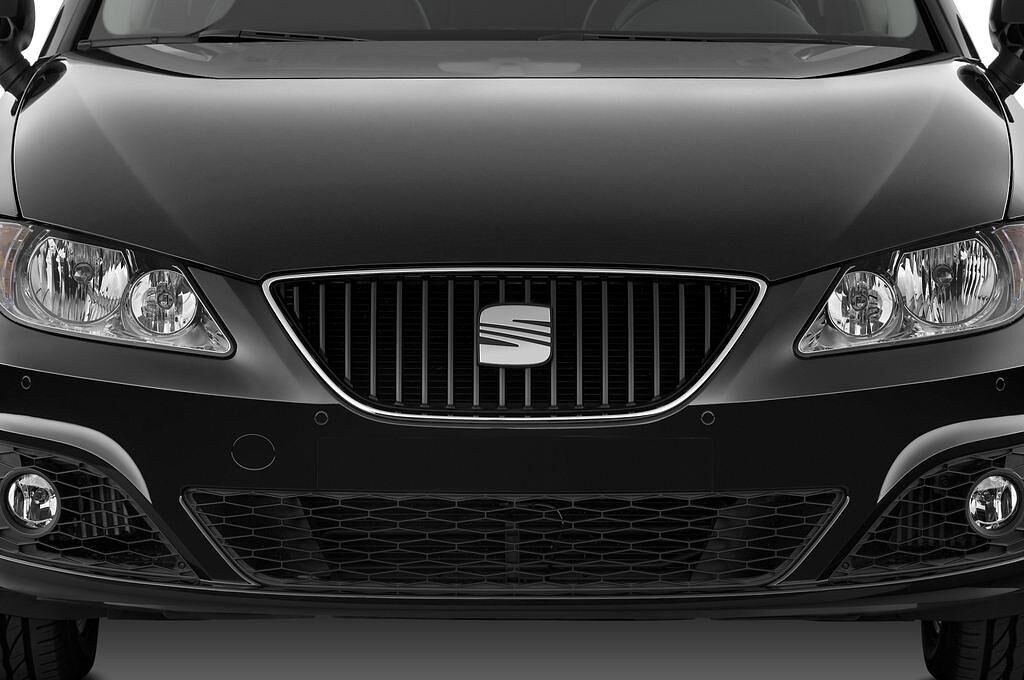 SEAT Exeo (Baujahr 2011) Reference 4 Türen Kühlergrill und Scheinwerfer