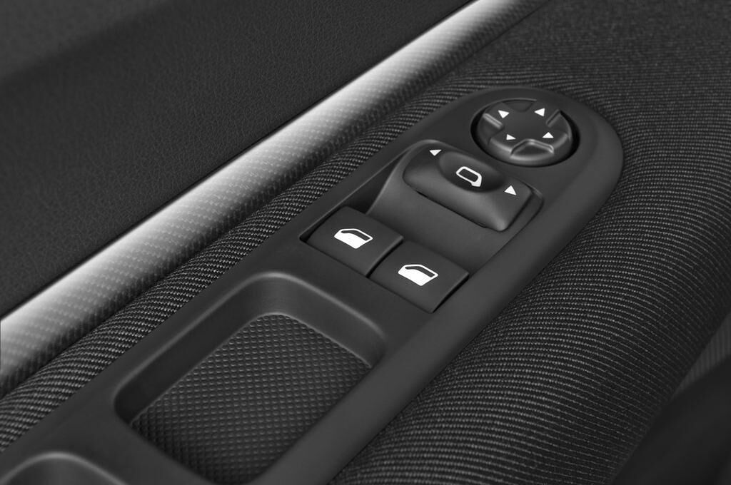 Peugeot 3008 (Baujahr 2010) Platinum 5 Türen Bedienungselemente Tür