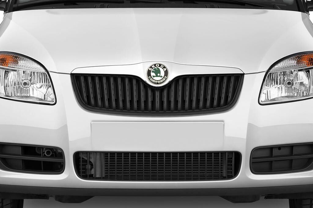 Skoda Fabia (Baujahr 2009) - 5 Türen Kühlergrill und Scheinwerfer