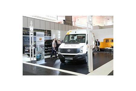 VW präsentiert den Crafter als rollende Tischerwerkstatt