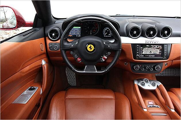 Im Cockpit des FF geht es sportlich-elegant zu