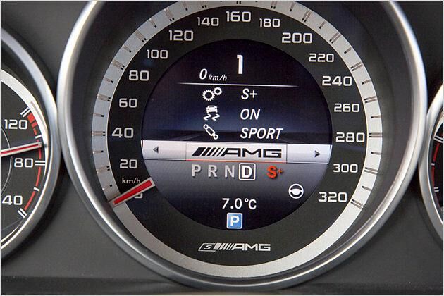 In dem Tachodisplay sieht der Fahrer die Einstellungen, die er mit Druck auf die AMG-Taste speichert