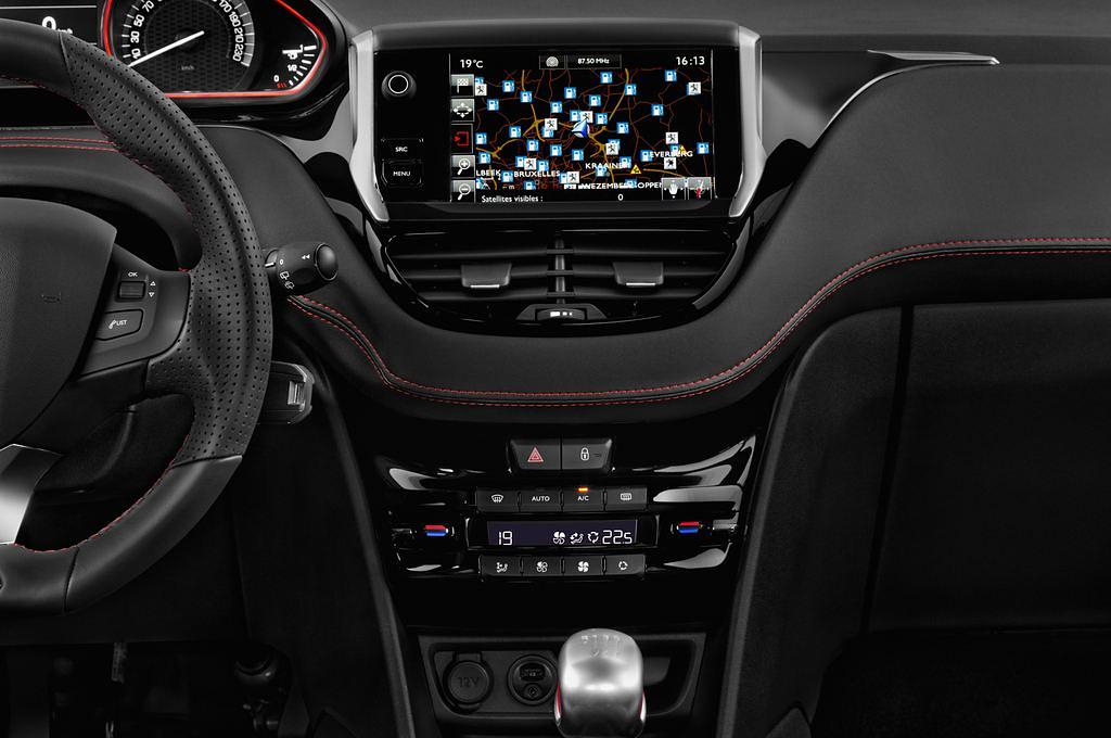 Peugeot 208 (Baujahr 2015) GTI 3 Türen Mittelkonsole