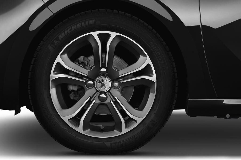 Peugeot 208 (Baujahr 2012) Allure 5 Türen Reifen und Felge