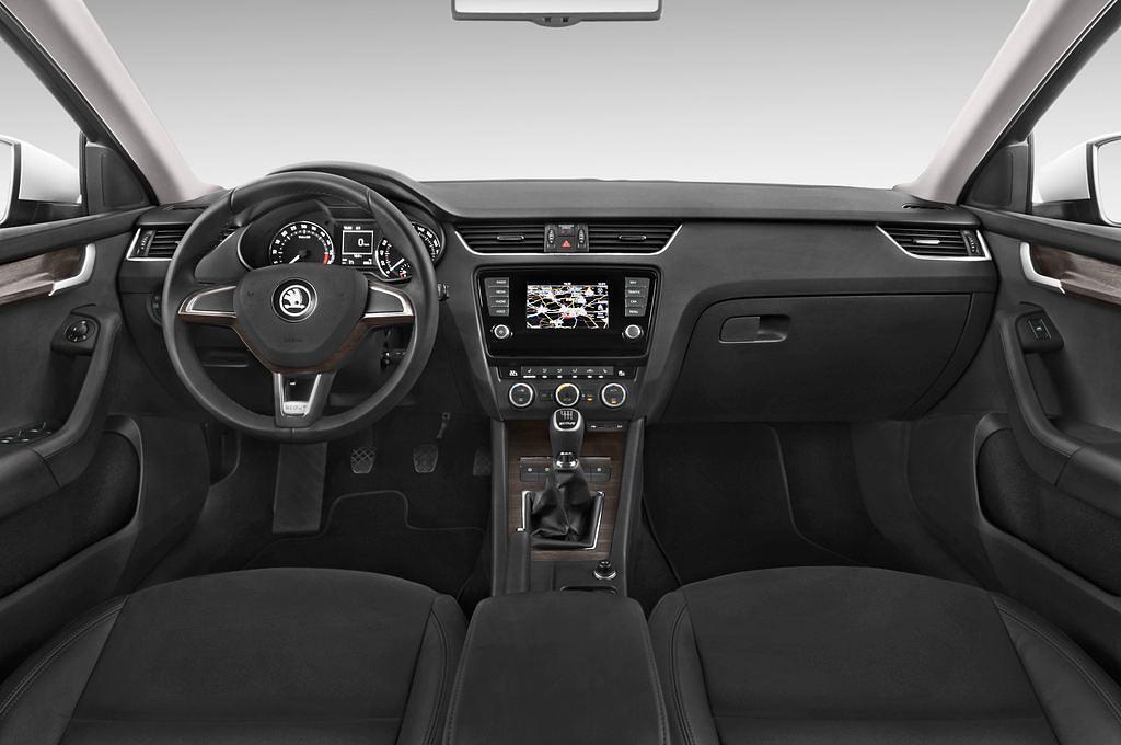 Skoda Octavia (Baujahr 2015) Scout 5 Türen Cockpit und Innenraum