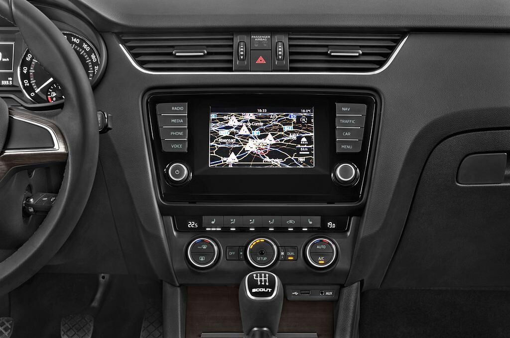 Skoda Octavia (Baujahr 2015) Scout 5 Türen Mittelkonsole