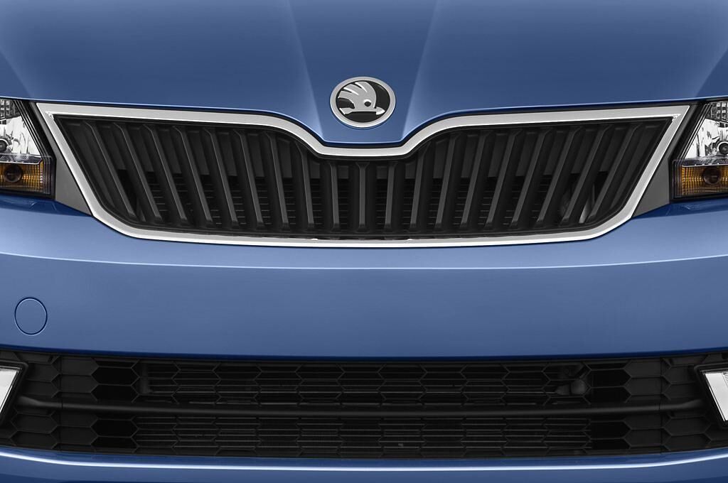 Skoda Rapid (Baujahr 2013) Elegance 5 Türen Kühlergrill und Scheinwerfer