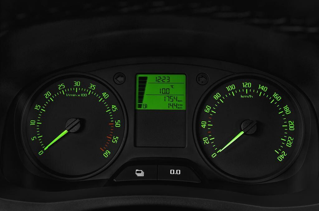 Skoda Roomster (Baujahr 2013) Active 5 Türen Tacho und Fahrerinstrumente