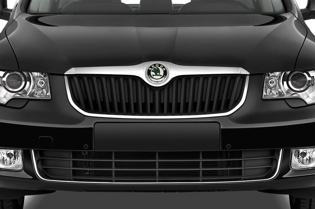 Skoda Superb (Baujahr 2009) Elegance 4 Türen Kühlergrill und Scheinwerfer