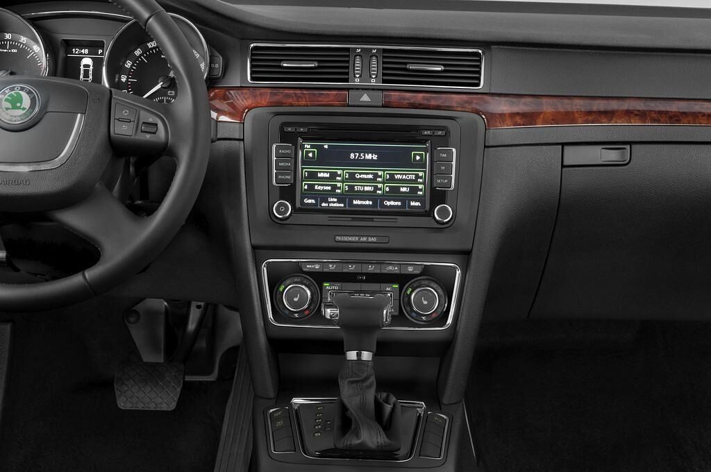 Skoda Superb (Baujahr 2009) Elegance 4 Türen Mittelkonsole