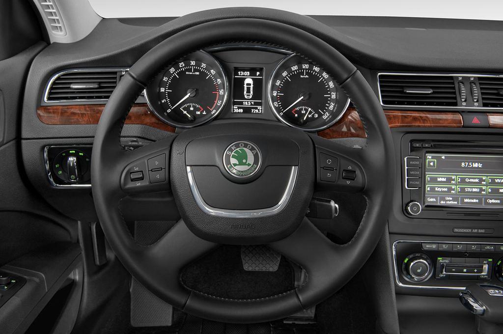 Skoda Superb (Baujahr 2009) Elegance 4 Türen Lenkrad