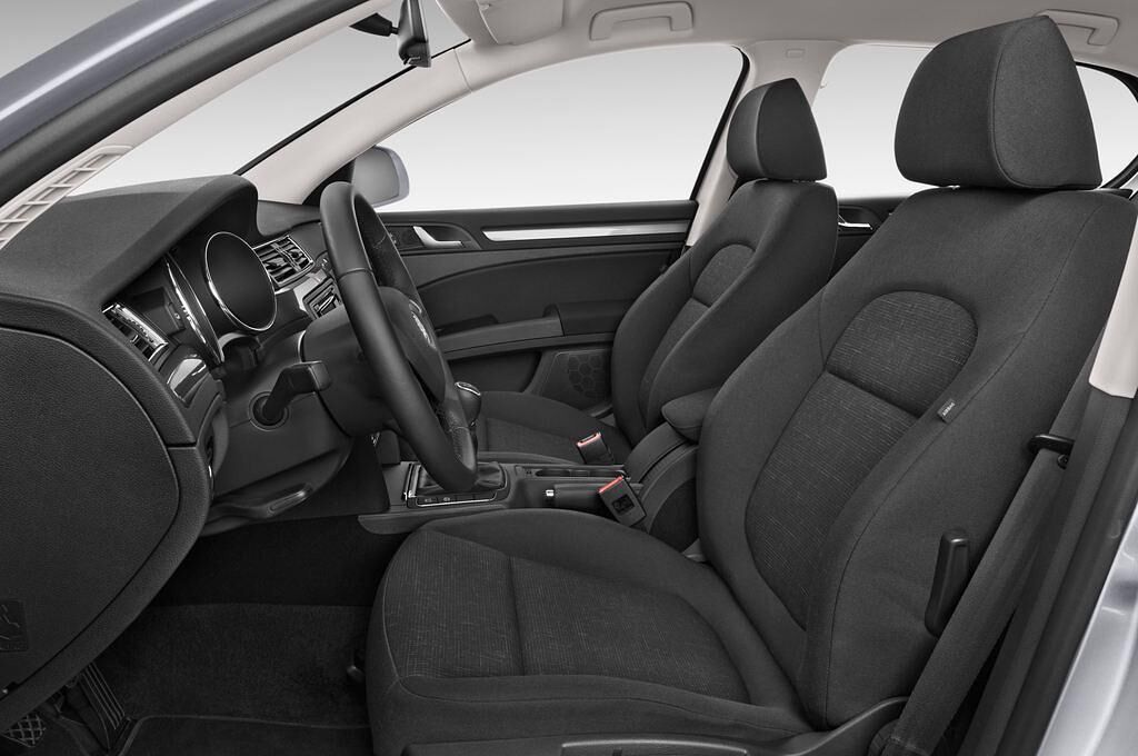 Skoda Superb (Baujahr 2015) Active 5 Türen Vordersitze