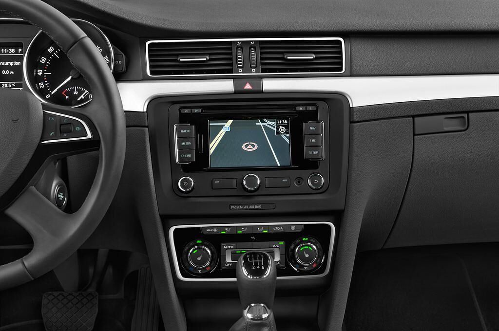 Skoda Superb (Baujahr 2015) Active 5 Türen Mittelkonsole