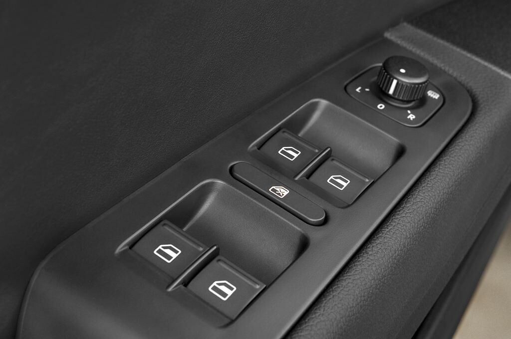 Skoda Superb (Baujahr 2010) Elegance 5 Türen Bedienungselemente Tür