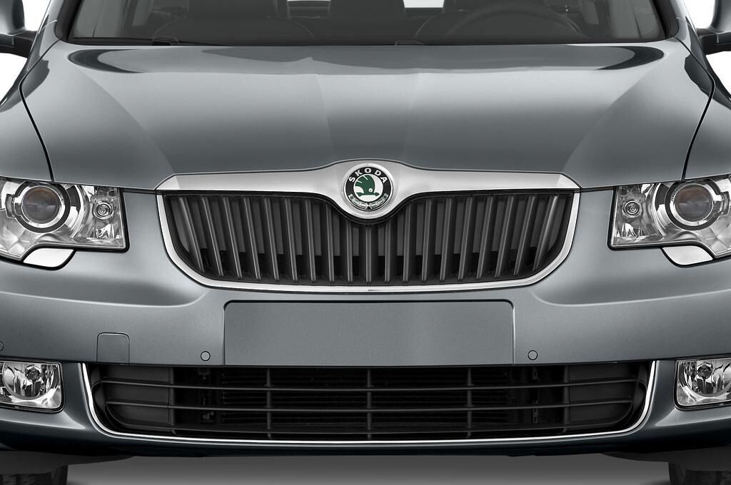 Skoda Superb (Baujahr 2010) Elegance 5 Türen Kühlergrill und Scheinwerfer