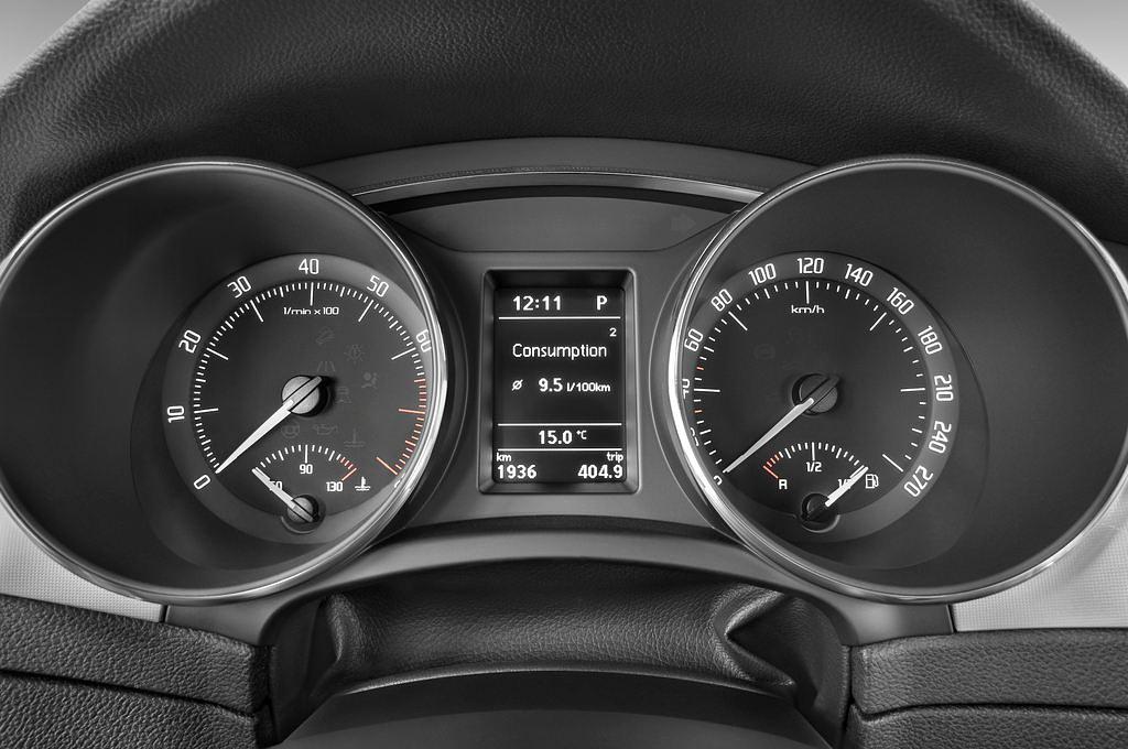 Skoda Superb (Baujahr 2010) Elegance 5 Türen Tacho und Fahrerinstrumente