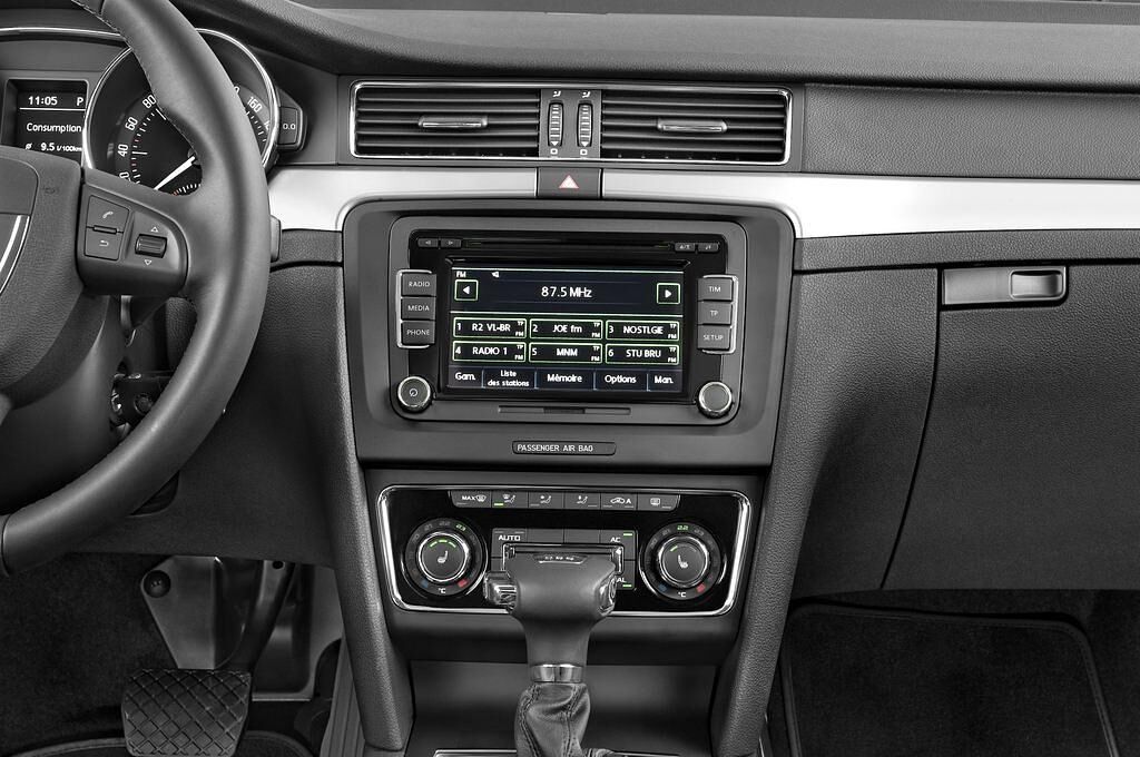 Skoda Superb (Baujahr 2010) Elegance 5 Türen Mittelkonsole