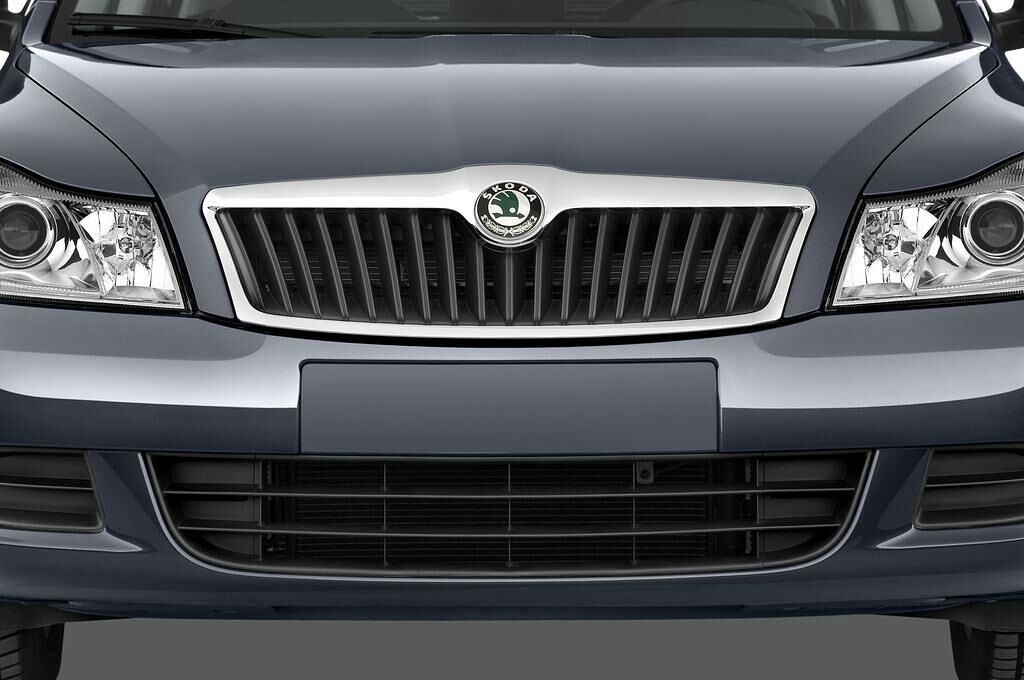 Skoda Octavia (Baujahr 2009) Classic 4 Türen Kühlergrill und Scheinwerfer