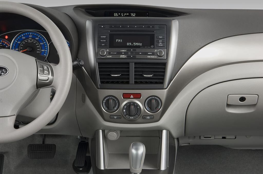 Subaru Forester (Baujahr 2010) - 5 Türen Mittelkonsole