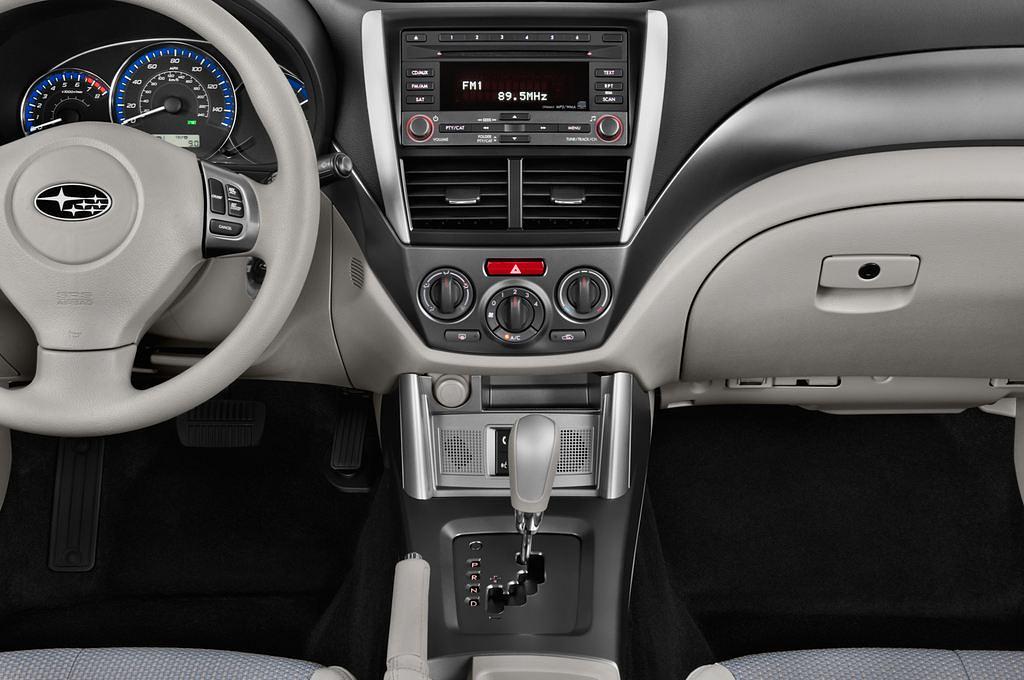 Subaru Forester (Baujahr 2011) Trend 5 Türen Mittelkonsole