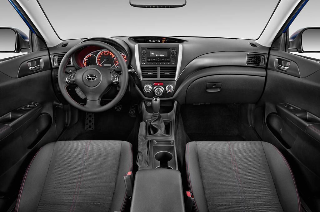 Subaru Impreza (Baujahr 2011) WRX STI 4 Türen Cockpit und Innenraum