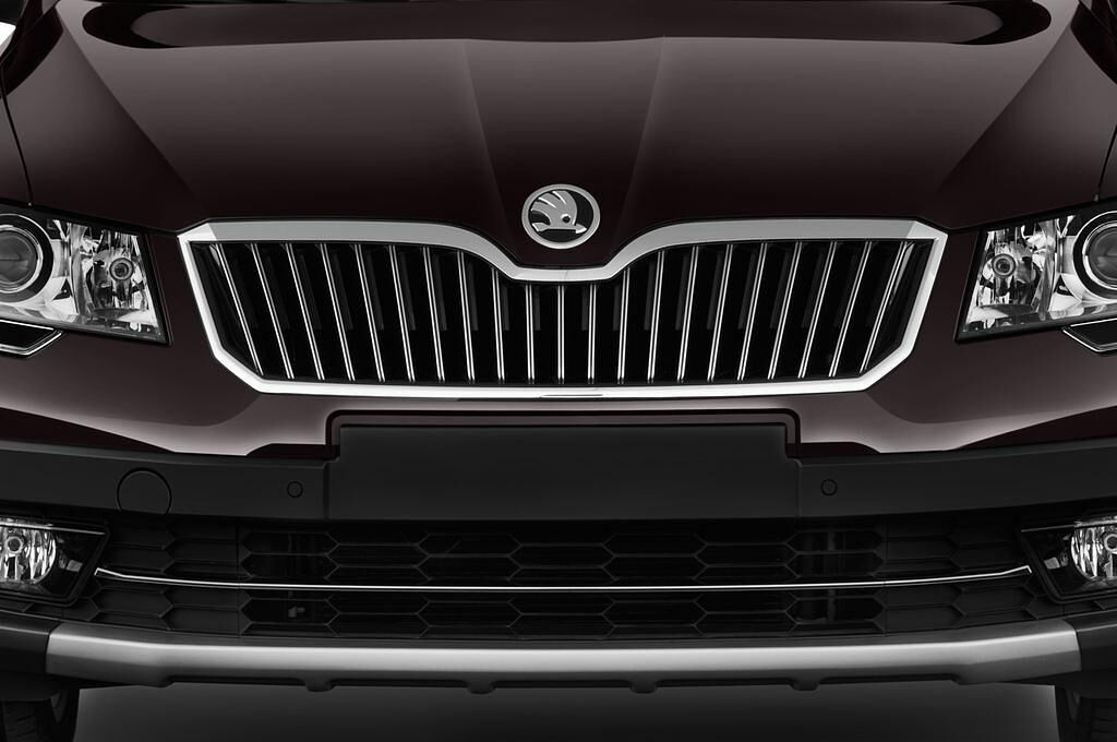 Skoda Superb (Baujahr 2015) Elegance 5 Türen Kühlergrill und Scheinwerfer