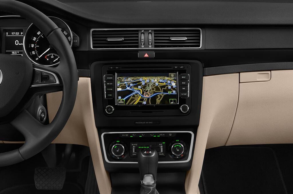 Skoda Superb (Baujahr 2015) Elegance 5 Türen Mittelkonsole