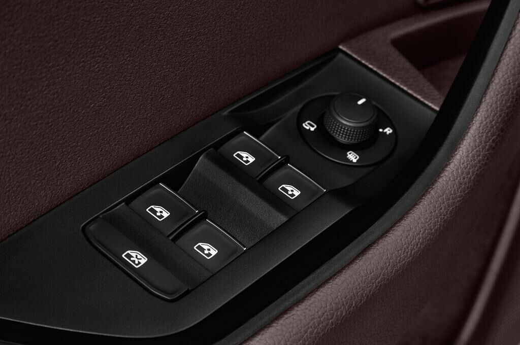 Skoda Superb Combi (Baujahr 2016) L&K 5 Türen Bedienungselemente Tür