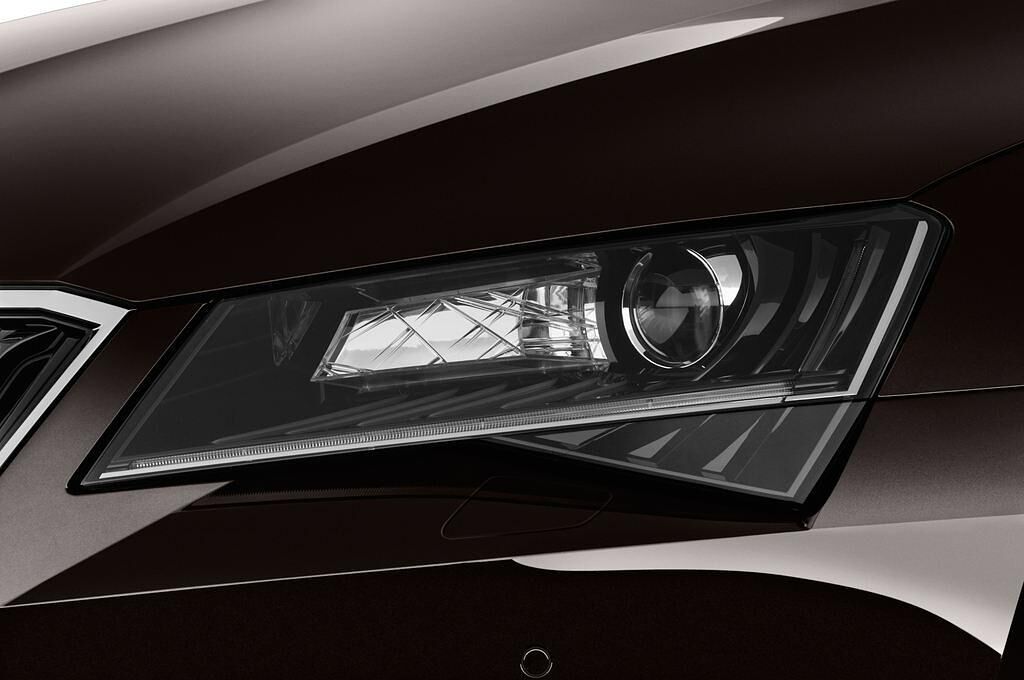 Skoda Superb Combi (Baujahr 2016) L&K 5 Türen Scheinwerfer