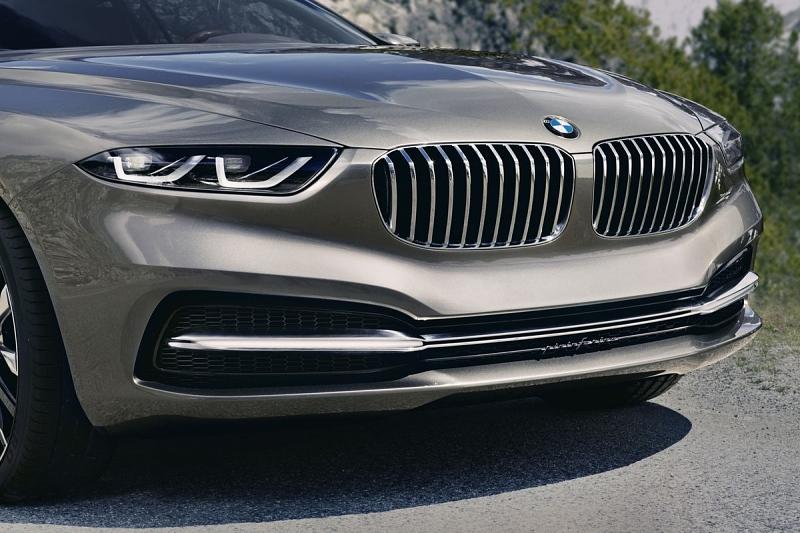 Unter der BMW-Niere befindet sich ein schmaler Kühlerschlitz mit einer Chromspange