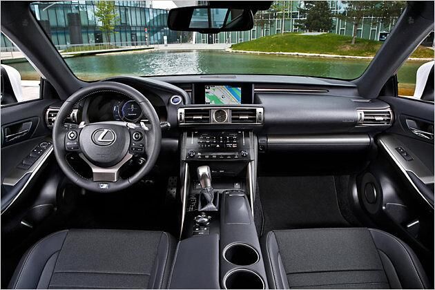 Das Cockpit ist ansprechend und elegant gestylt