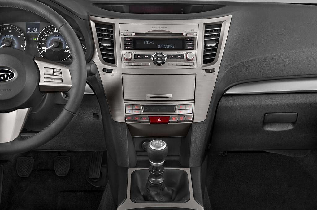 Subaru Legacy (Baujahr 2010) Sport 5 Türen Mittelkonsole