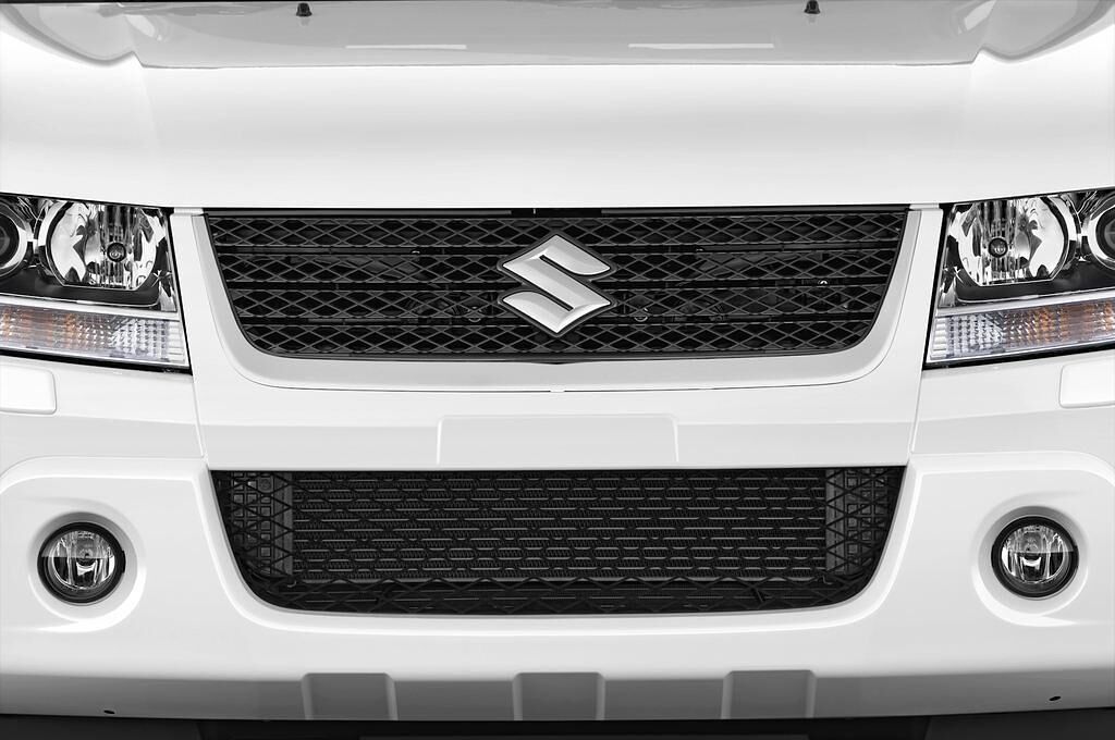 Suzuki Grand Vitara (Baujahr 2010) Comfort 5 Türen Kühlergrill und Scheinwerfer