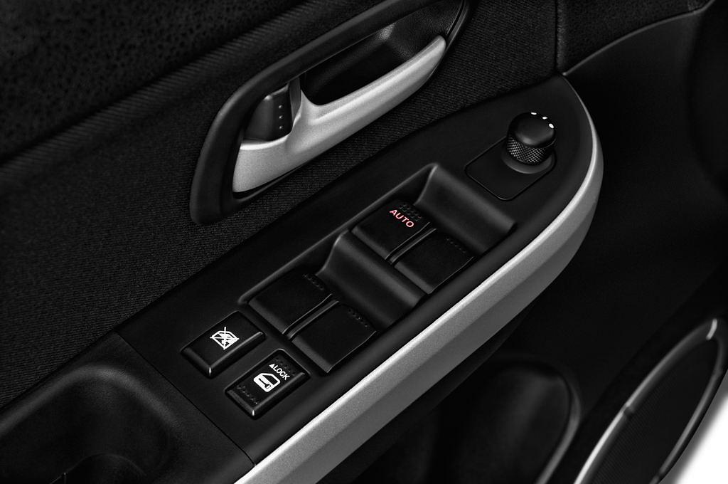 Suzuki Grand Vitara (Baujahr 2013) Comfort 5 Türen Bedienungselemente Tür