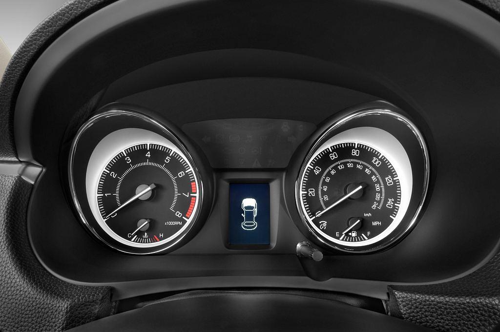 Suzuki Kizashi (Baujahr 2010) Sport 4 Türen Tacho und Fahrerinstrumente