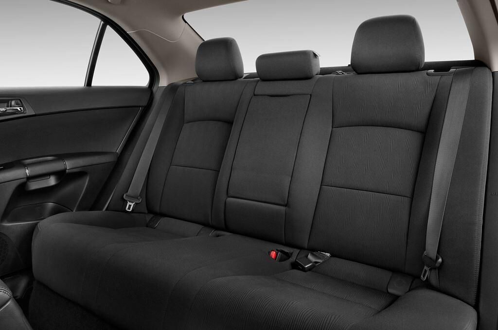 Suzuki Kizashi (Baujahr 2010) Sport 4 Türen Rücksitze