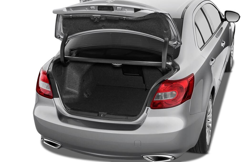Suzuki Kizashi (Baujahr 2010) Sport 4 Türen Kofferraum