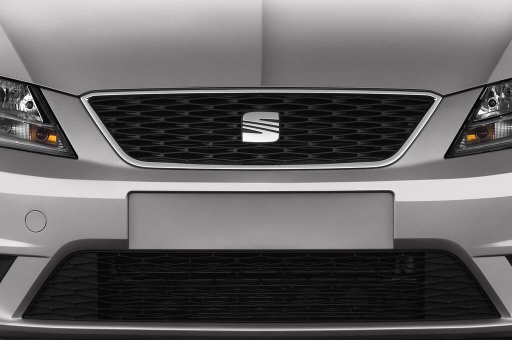 SEAT Toledo (Baujahr 2013) Reference 5 Türen Kühlergrill und Scheinwerfer