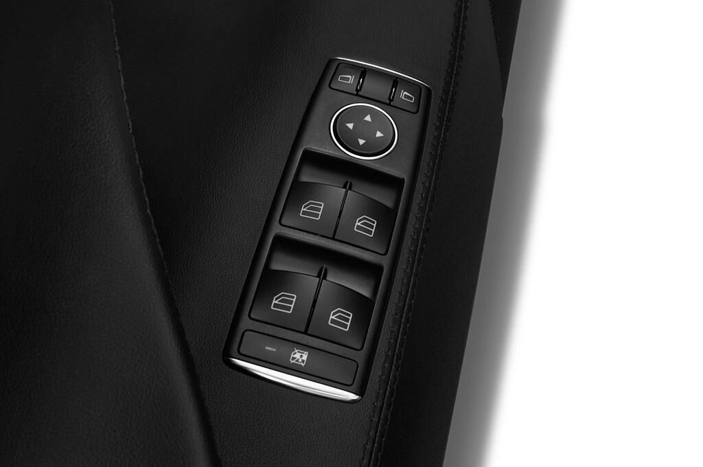 Tesla Model S (Baujahr 2014) S 5 Türen Bedienungselemente Tür