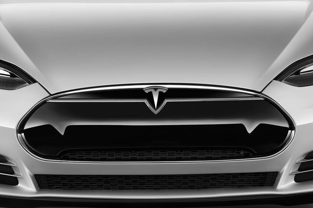 Tesla Model S (Baujahr 2014) S 5 Türen Kühlergrill und Scheinwerfer
