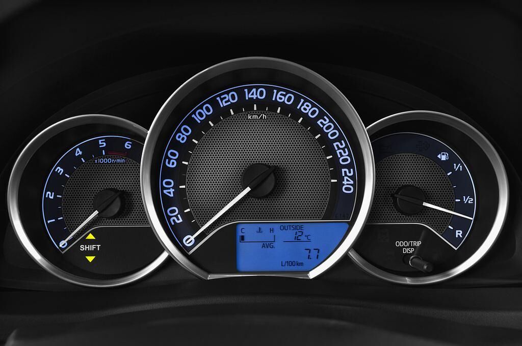 Toyota Auris (Baujahr 2013) Life 5 Türen Tacho und Fahrerinstrumente