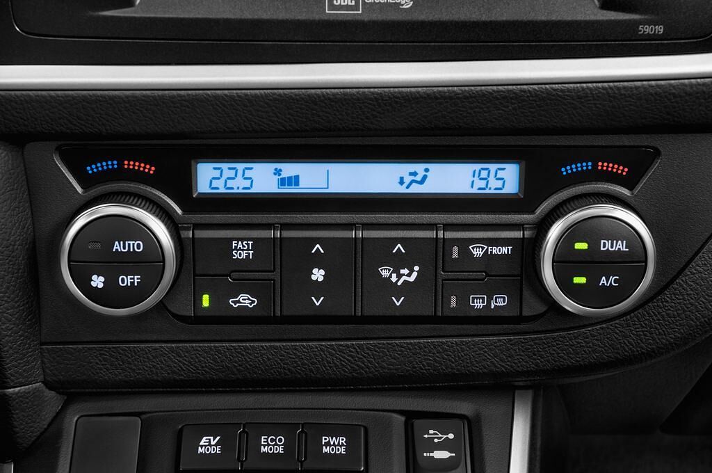 Toyota Auris Hybrid Touring Sports (Baujahr 2014) Executive 5 Türen Temperatur und Klimaanlage