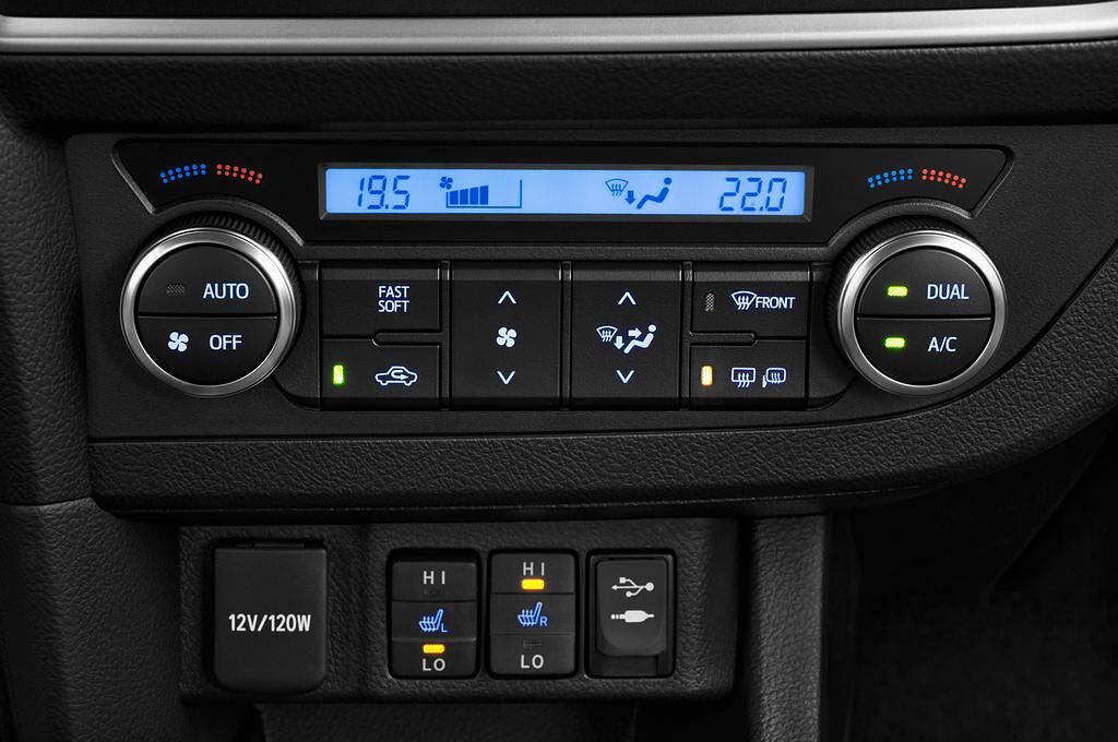 Toyota Auris Touring Sports (Baujahr 2013) Executive 5 Türen Temperatur und Klimaanlage