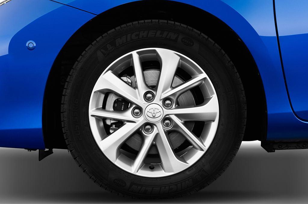 Toyota Auris Touring Sports (Baujahr 2013) Executive 5 Türen Reifen und Felge