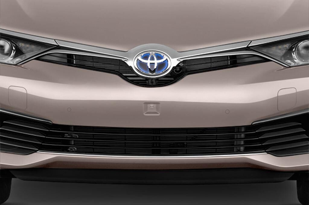 Toyota Auris Touring Sports (Baujahr 2015) Comfort 5 Türen Kühlergrill und Scheinwerfer